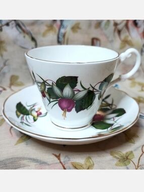 Fuchsia Pattern Vintage Tea Party Royal Stuart Teacup & Saucer  EUC High Tea
